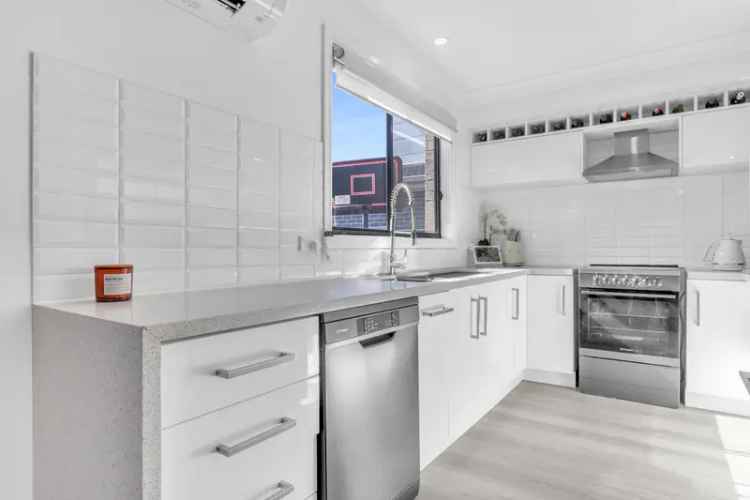 3-Bed 2-Bath Family Townhouse in Lurnea - Modern Kitchen & Converted Garage