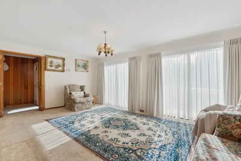 Lease Four Bedroom Home in Lyneham with Spacious Living Areas and Garden