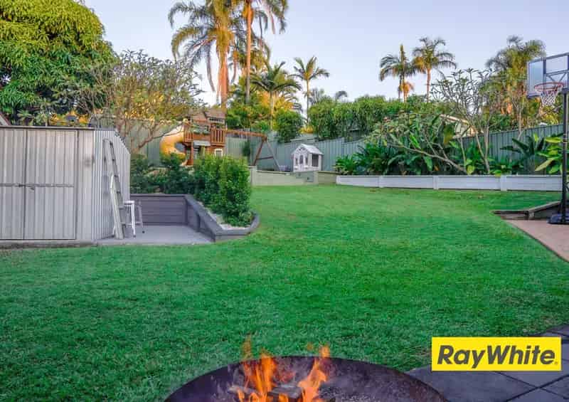 Warm & Welcoming Versatile Family Home - Perfect for Entertaining!!