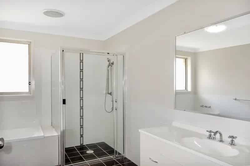 Lease 4 Bedroom House Hamlyn Terrace with Outdoor Living and Garage