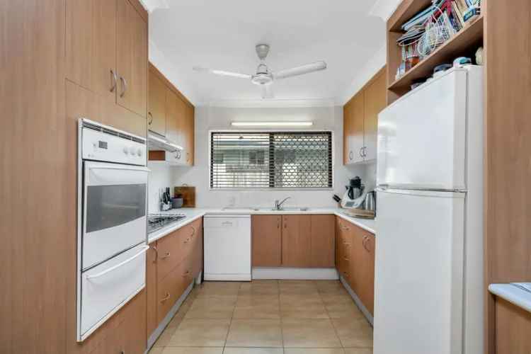 Rent 3 Bedroom House with Shared Pool in Cairns