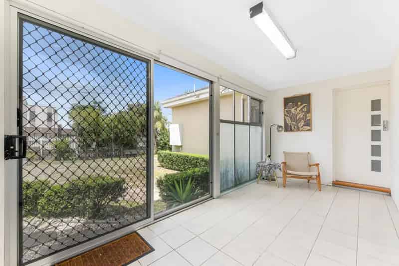 Exceptionally Located Refreshed Unit!