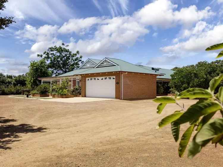 Magnificent Family Home in Woorree - 4 Beds 2 Baths Pool Granny Flat