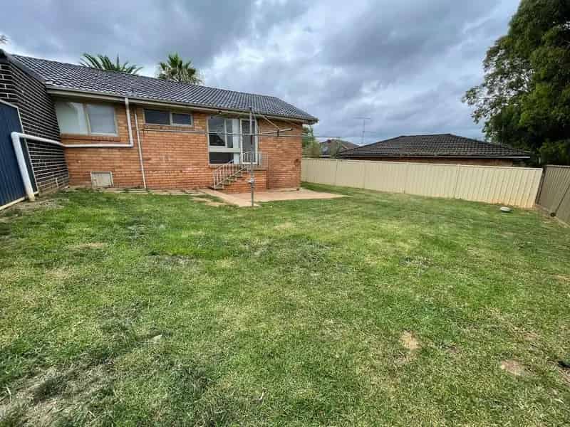Lease Three Bedroom House in Bradbury with Air Conditioning and Nearby Amenities