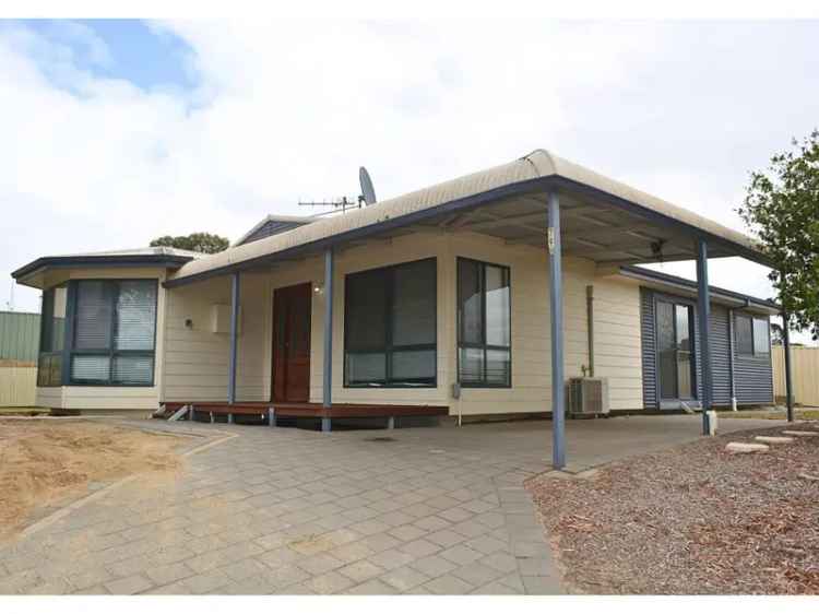 Ravensthorpe 3 Bed 2 Bath Home - Modern Comfort and Convenience