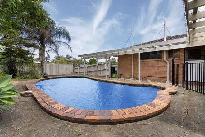 Spacious 3-Bedroom Family Home with Pool Near Sunnybank Hills