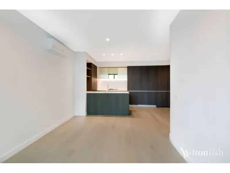 Luxury High Rise Aurora Apartments!!
Direct Connection To Melbourne Central & Train Station!!