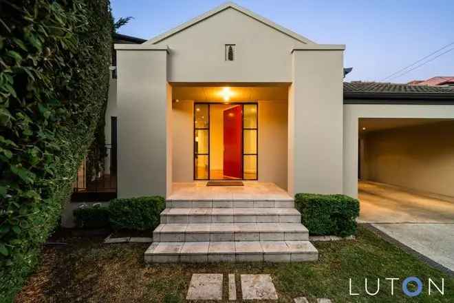 Charming Row House near Lake Burley Griffin