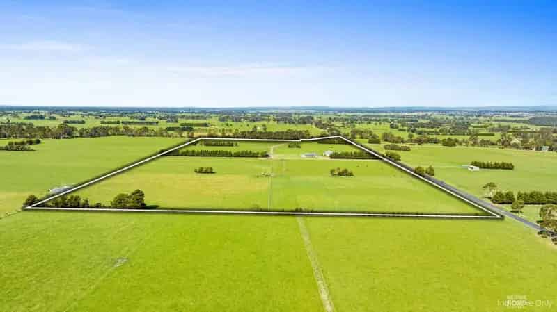 Buy rural property with luxury features in Tyers on 55 acres