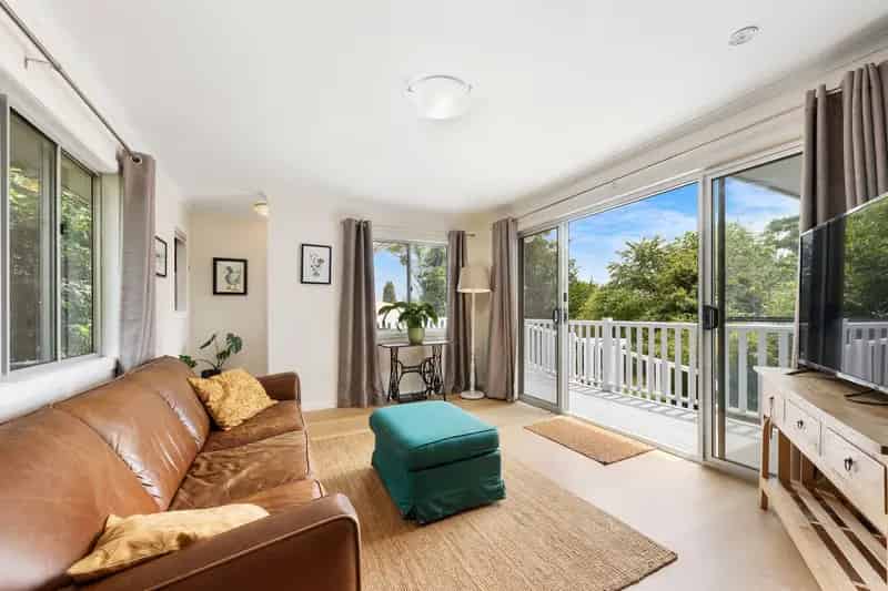 Buy cottage in Tamborine Mountain with spacious interiors and modern features