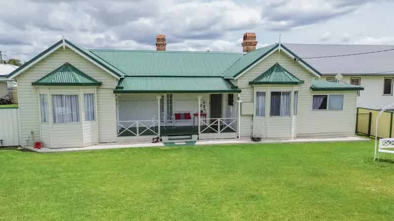 Buy colonial style home on NSW QLD border with outdoor entertaining area