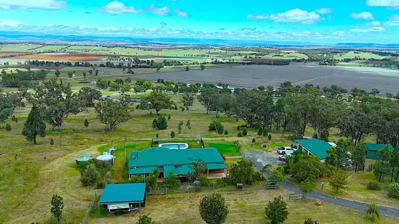 MODERN HOME, POOL & SHEDS WITH STUNNING VIEWS