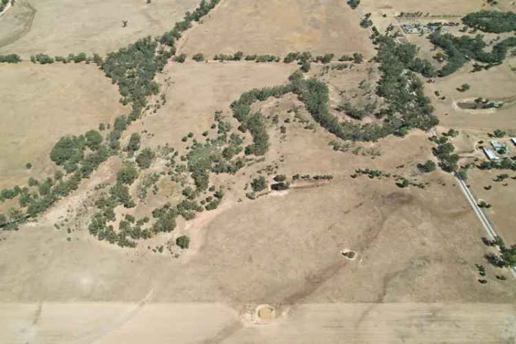 Family Retreat near Inglewood Grey Loam Soil