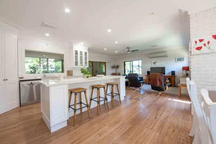 Impressive Brick Home near CBD with 3 King-Sized Bedrooms