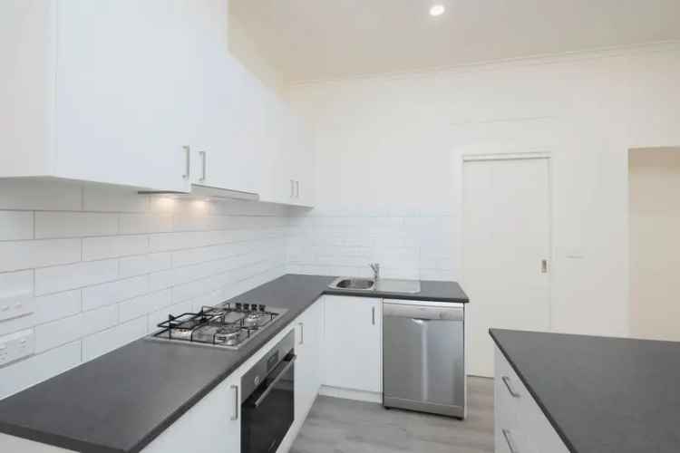 Renovated Victorian Home Two Bedrooms Modern Kitchen Courtyard