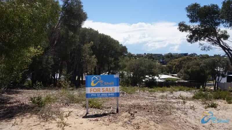 CLOSE TO THE 90 MILE BEACH