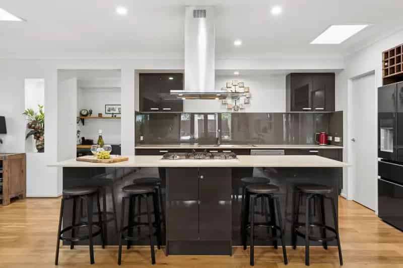 Metricon Built Entertainer In Creekside Estate With Granny Flat Studio + Ducted Aircon + Solar