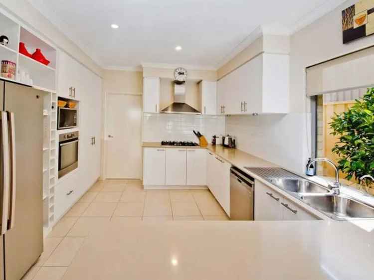 3 Bed 2 Bath Bayswater Home Theatre Room Parking for 4