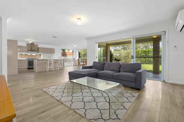 Culburra Beach Modern 5 Bed 3 Bath Home Near Lake and Shops