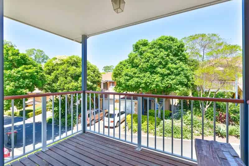 Rent Stylish Townhouse in Aspley with Sustainable Features