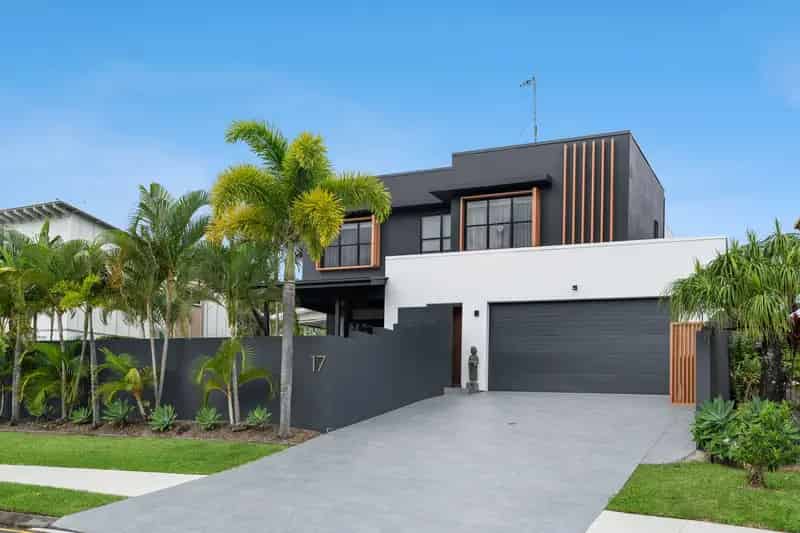 Luxurious Coastal Living In The Heart Of Alexandra Headland!