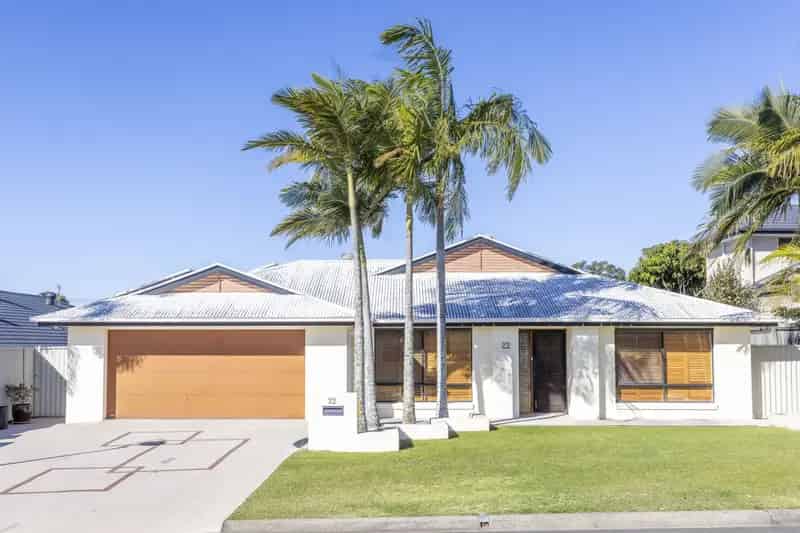 For Rent Family Home in Molendinar with Pool and Garage