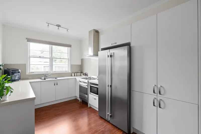 Buy House in Williamstown with Modern Kitchen and Spacious Allotment
