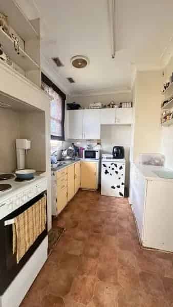 181 Bathurst Street - Stacey Thorpe/J.N Straney Real Estate 0466 782 237