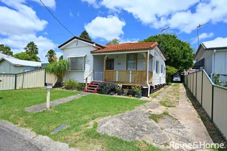 Rent 3 Bedroom Timber Home Close to Showgrounds and Schools