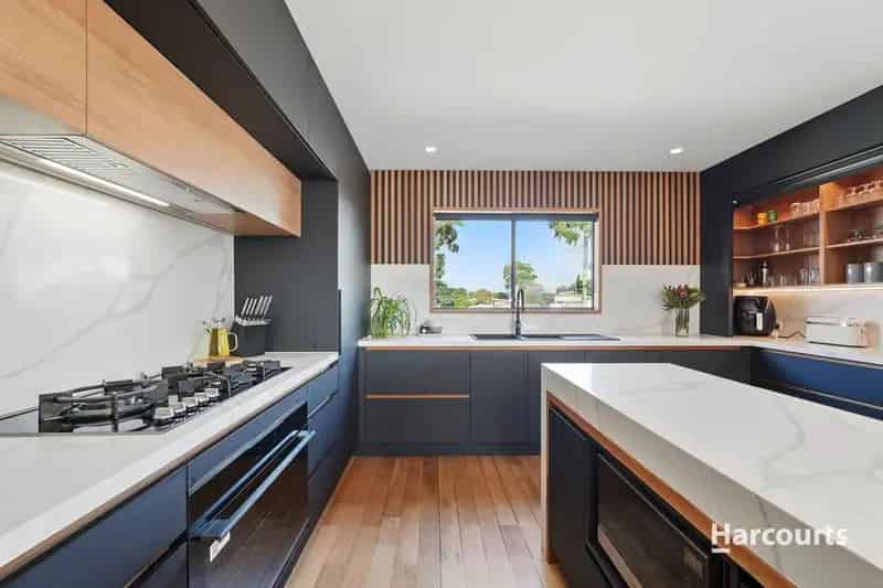 BEACHSIDE LIVING | MODERN COASTAL RETREAT