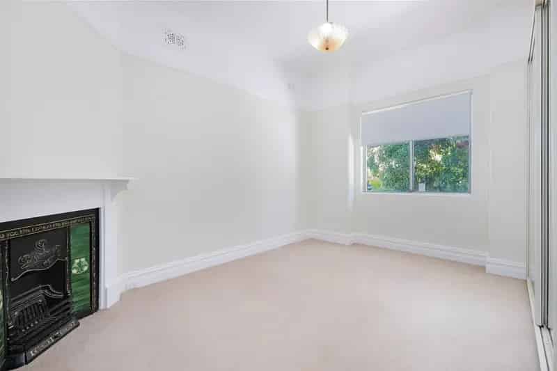 MODERN 3 BEDROOM SEMI IN PRIME LOCATION !