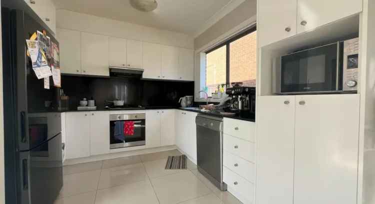 Spacious 5 Bedroom Home Near Toongabbie Station