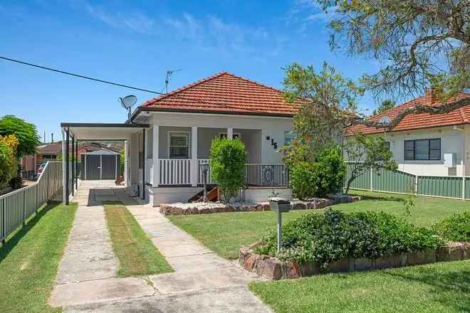 Newly Renovated Family Home Near Shops and Parks