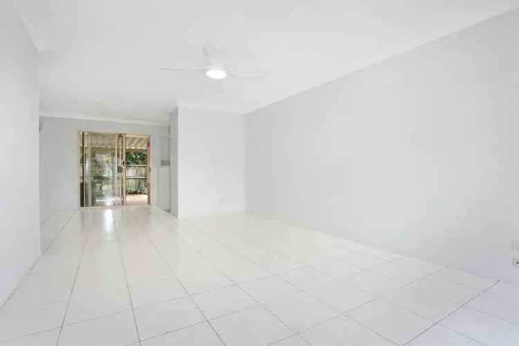 Corner Villa in Coombabah Three Bedrooms Modern Comforts