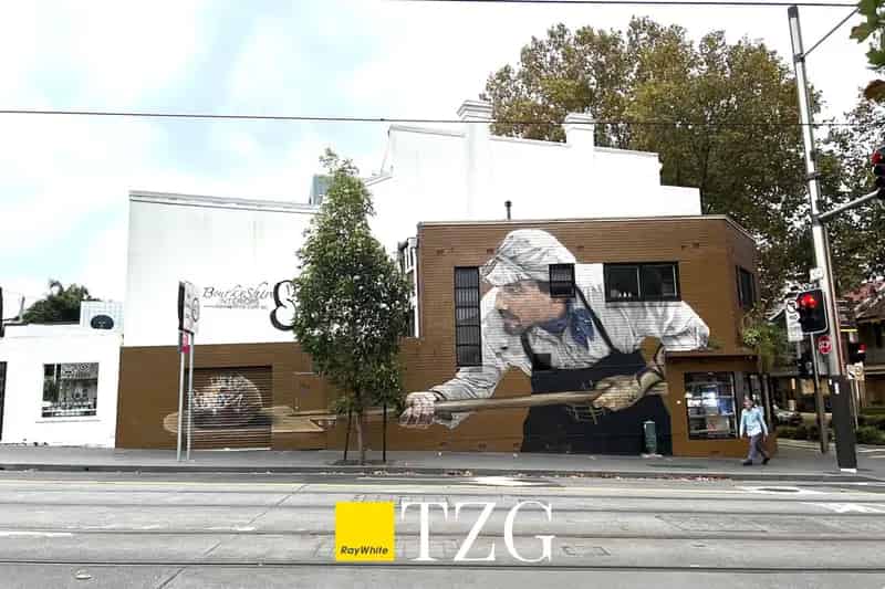 CHARMING 1-BEDROOM APARTMENT WITH LOCK-UP GARAGE IN SURRY HILLS