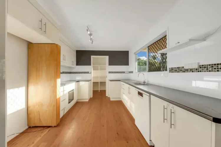 Highset Family Home Three Bedrooms Modern Kitchen