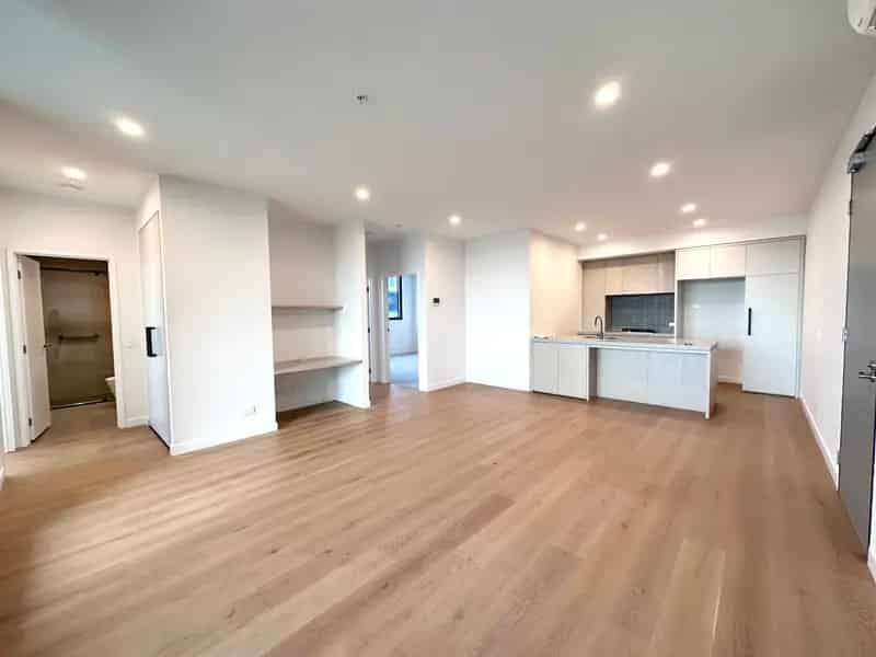 Rent Three Bedroom Townhouse in Clayton South with Contemporary Features