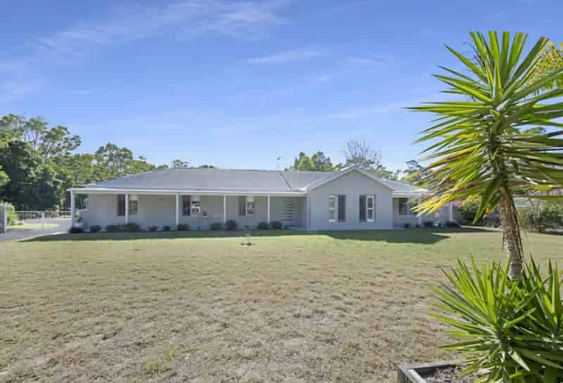 Rent Four Bedroom House Moore Park Beach with Pool and Modern Features