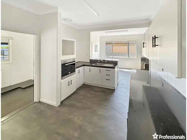 Beachside 4-Bed Home Near Geraldton CBD