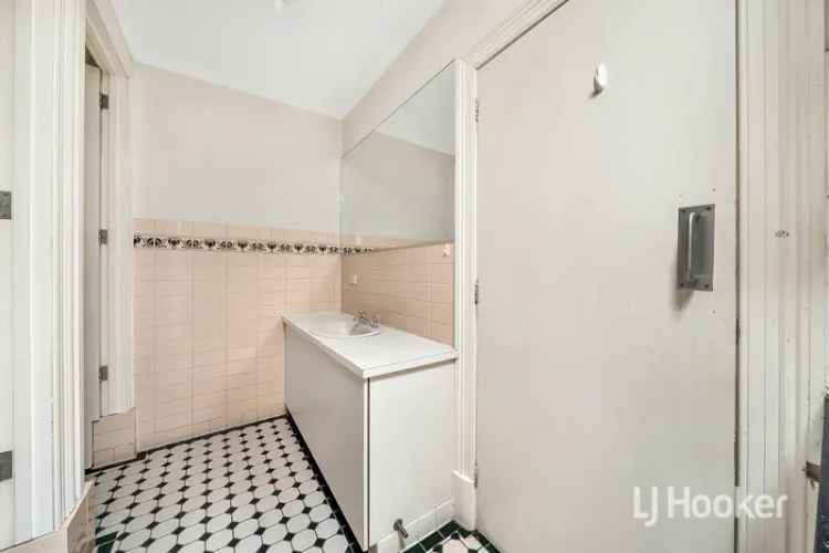 2 Bedroom 198m² Modern Apartment Brunswick West Melbourne