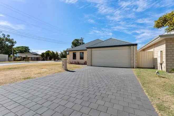 4 Bed 2 Bath Home Near Belmont Forum and Perth Airport