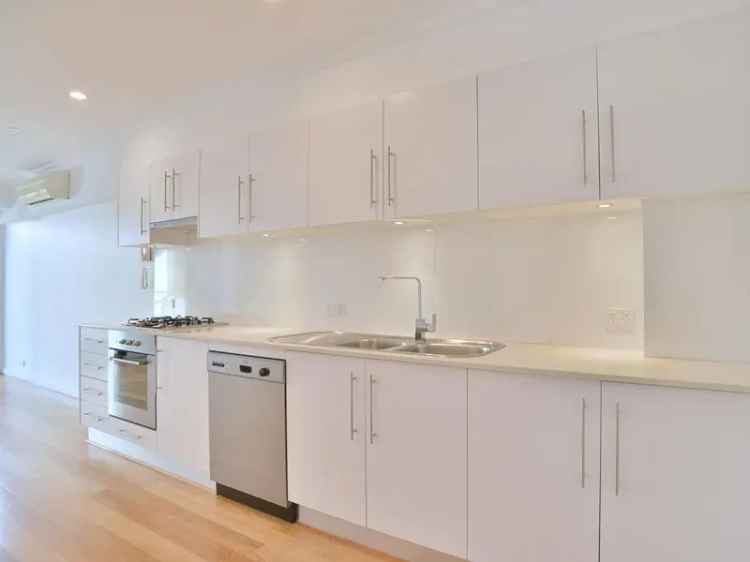 Stunning Renovated Apartment near Rosalie Park