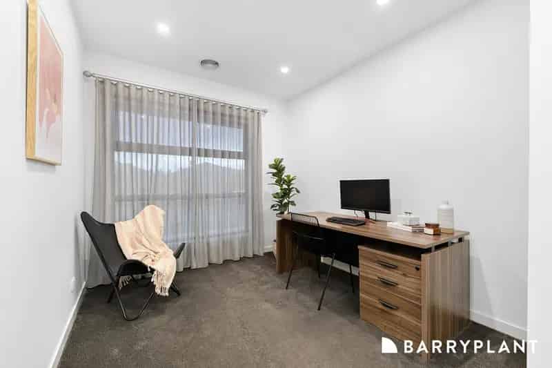 MODERN FAMILY LIVING IN A PRIME LOCATION!!