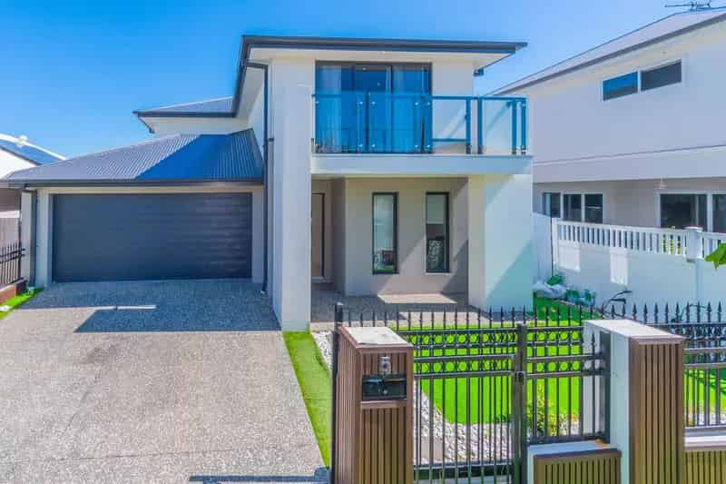 Gorgeous Fully Furnished 5 Bedroom Homewith Spa Pool !