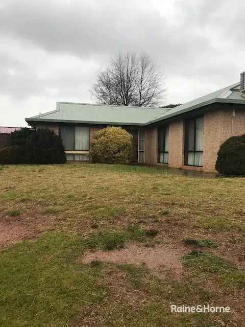 Two Bedroom Villa South Bathurst - Carport and Small Yard