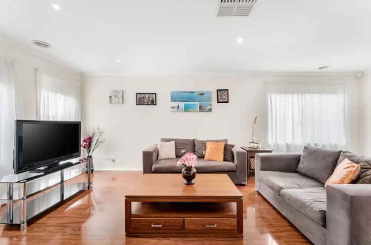 4 Bedroom Townhouse in Melbourne - Modern Family Home