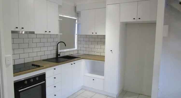 Tidy 2 Bedroom Townhouse Near Esplanade