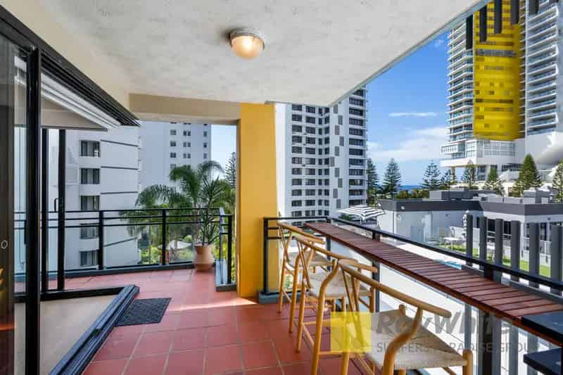 Broadbeach Beachside Living - Fully Furnished 2 Bedroom Apartment!