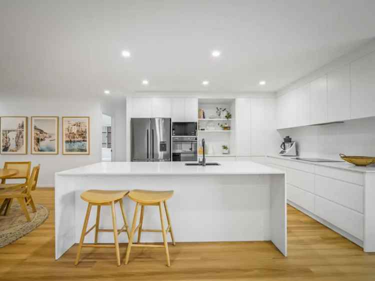 Stylish 4-Bed, 2-Bath Family Home in Mudgeeraba