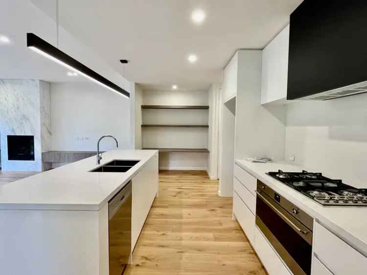 Modern 4 Bedroom Townhouse Burwood East Family Home